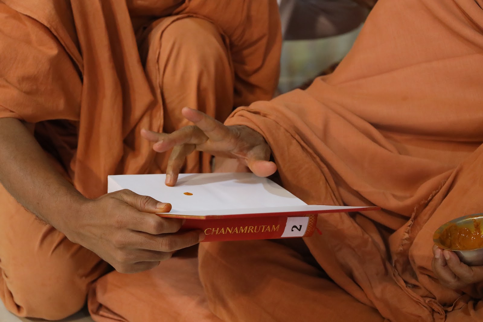 Mahant Swamiji Gifted Vachnamrut to Purashcharan Students