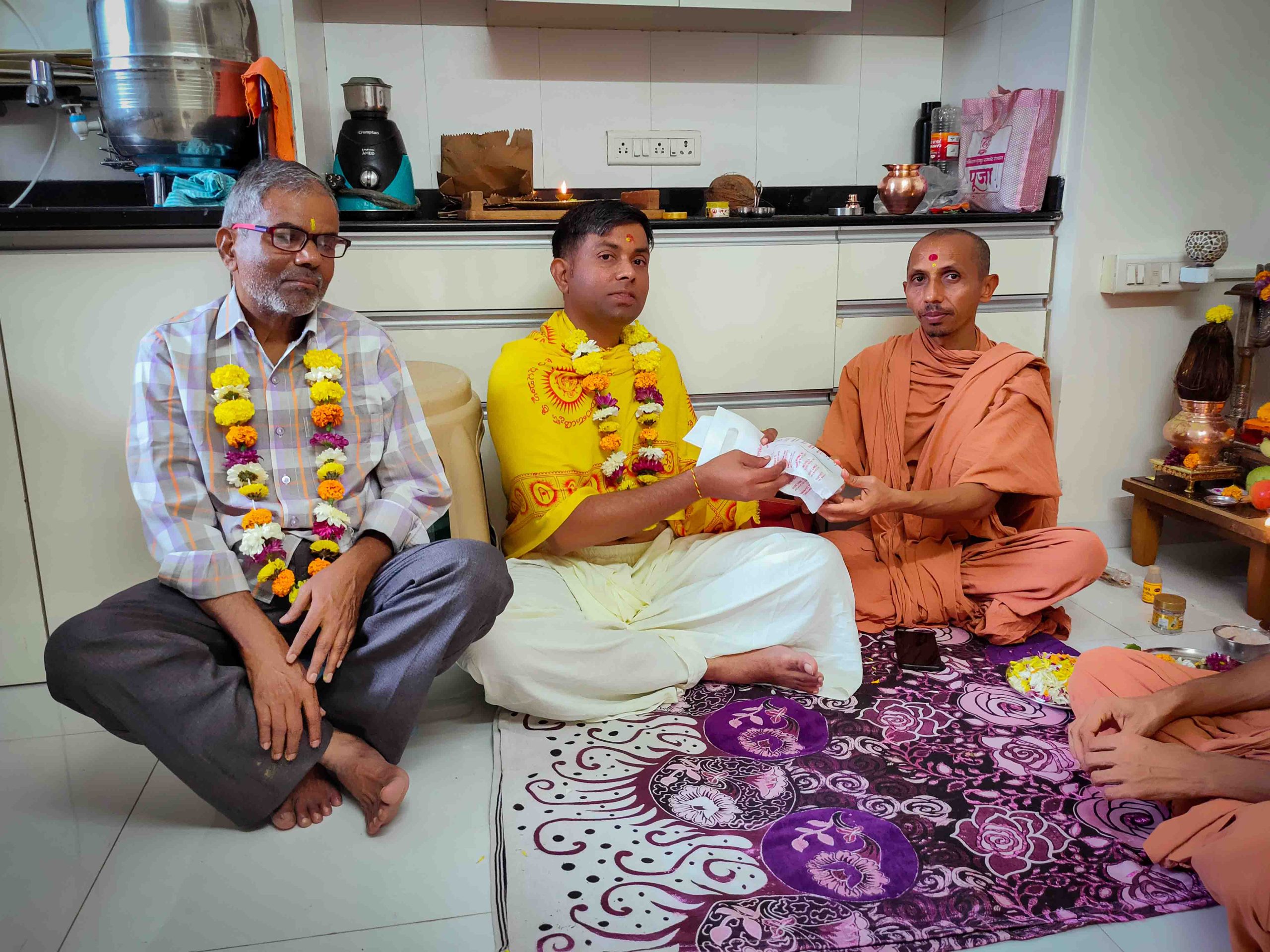 A Home Blessed: Swamiji Performs Maha Pujan at Former Employee’s Residence