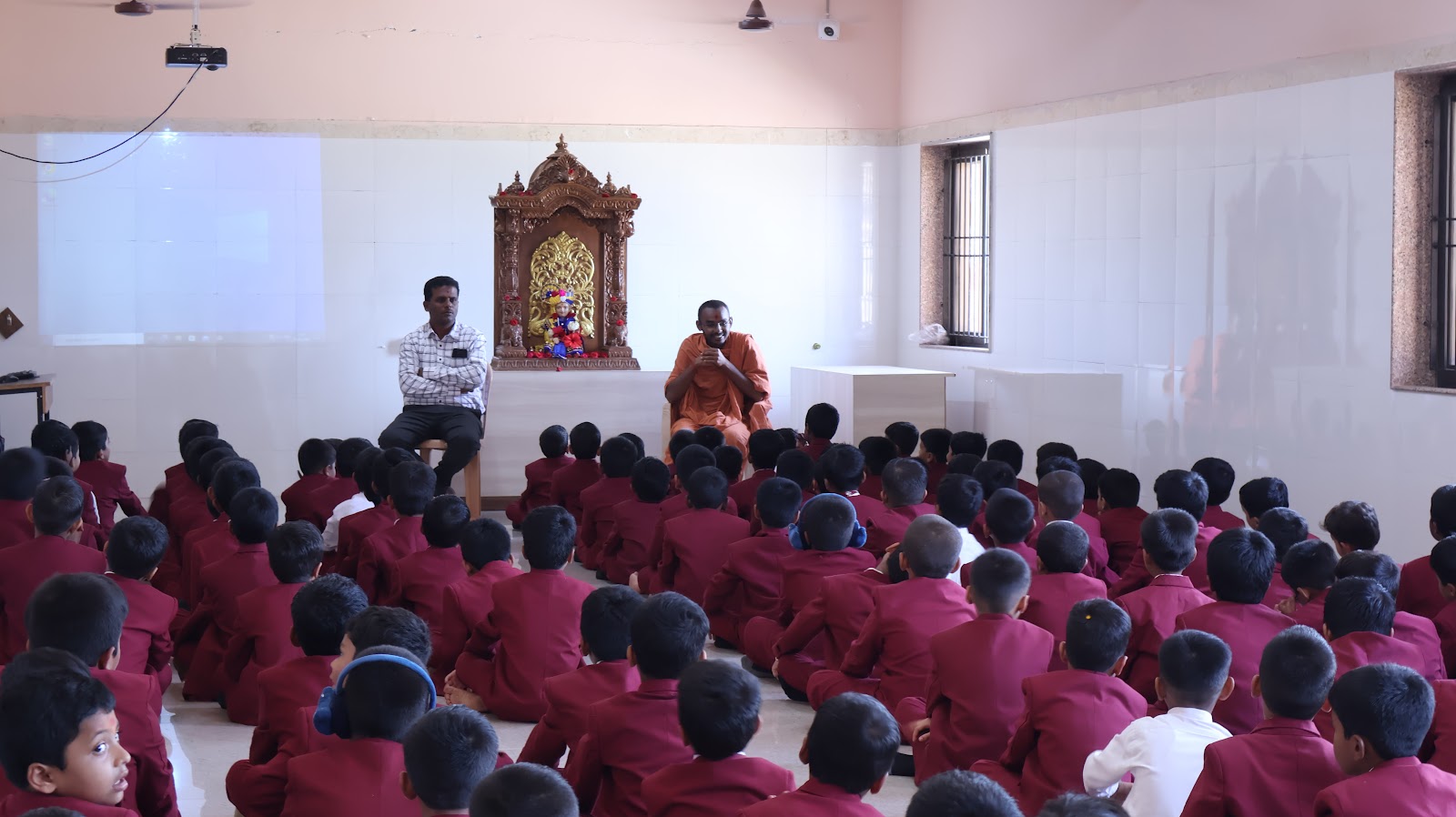 Swamiji’s Interaction with Pre-Primary Students